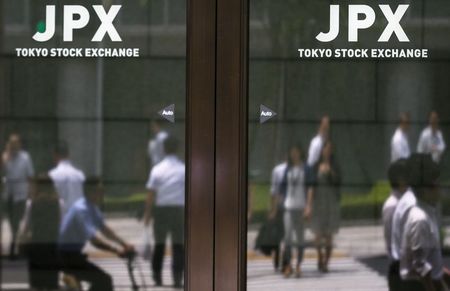 　６月２２日、前場の東京株式市場で日経平均株価は続伸。ギリシャの金融支援協議が進展するとの思惑から先物に買いが入った。都内で１１日撮影（２０１５年　ロイター／Thomas Peter）