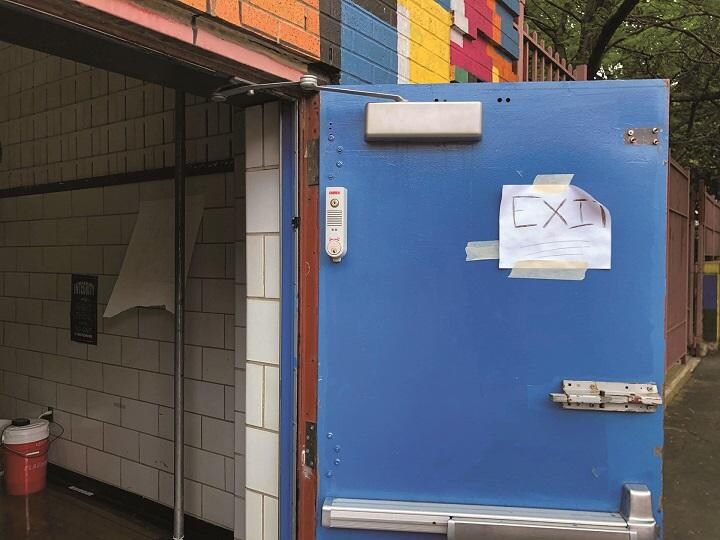 検査会場のバスケットコートがある体育館。手書きで書かれた「EXIT（出口）」がなんともラフ　SENRI OE