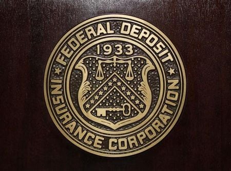 米連邦預金保険公社（ＦＤＩＣ）は７日、金融機関に対し、暗号資産（仮想通貨）関連の活動を計画しているか、既に手掛けている場合に報告を求めた。写真は、FDICのロゴ。２０１１年２月２３日にワシントンで撮影。（２０２２年　ロイター／Jason Reed）