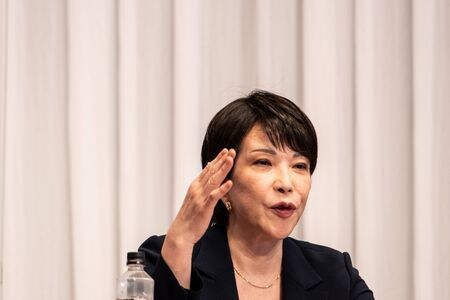 　４月１３日、自民党の高市早苗政調会長は定例会見で、ガソリン高対策として補助金延長と現行２５円の支援額上限の引き上げが党内意見の大勢と述べ、自民党の１４日の提言もその方向で取りまとめると明らかにした。写真は昨年９月、都内での代表撮影（２０２１年／ロイター）