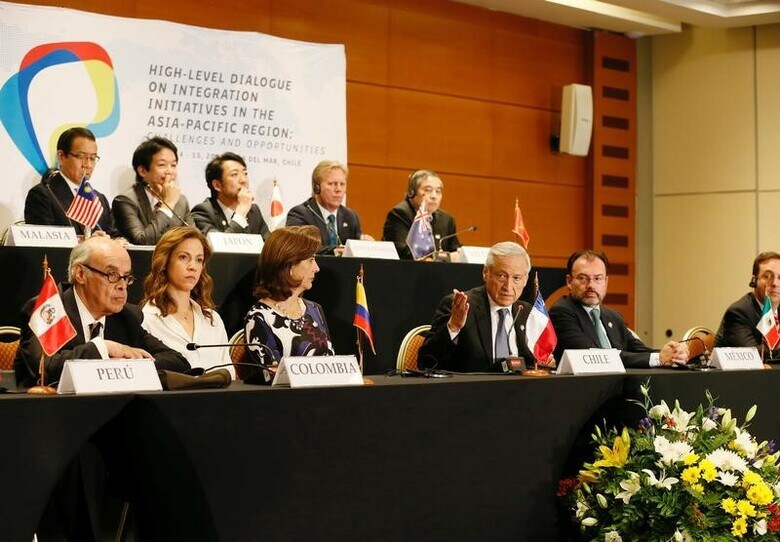 ３月１５日、米国を除くＴＰＰ参加１１カ国は、チリのビニャデルマルで開催した会合で、協定を推進させる方法を模索していくと明らかにした。記者会見する各国外相ら（２０１７年　ロイター／Rodrigo Garrido）