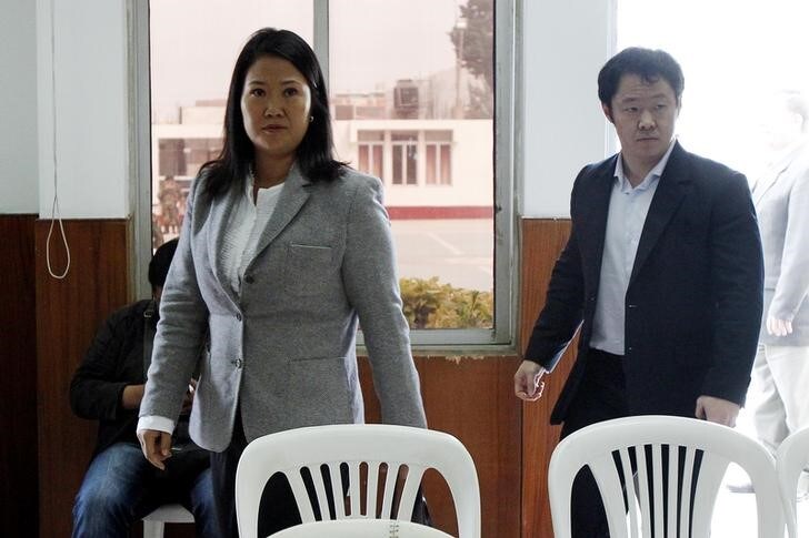 ４月２５日、ペルー大統領選の候補、ケイコ・フジモリ氏の弟であるケンジ・フジモリ氏（３５）は２５日、決選投票でケイコ氏が負けた場合、２０２１年の次期選挙に自身が立候補する意向を明らかにした。写真はケイコ氏（左）とケンジ氏。ペルー共和国の首都リマで２０１３年１０月撮影（２０１６年　ロイター／Enrique Castro-Mendivil）