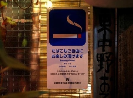 　５月２日、厚生労働省が２０２０年の東京オリンピック・パラリンピックに向けて受動喫煙対策を強化するために提示した法改正の素案が、自民党議連や飲食業界の強い反発に遭い、宙に浮いている。写真は都内の居酒屋で３月撮影（２０１７年　ロイター/Issei Kato）