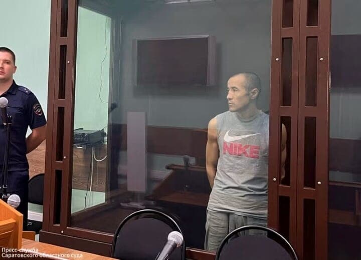 ロシア人の妻の殺害犯アザマト・イスカリエフ受刑者（３７）にとって、戦争は刑務所を脱出するための片道切符だった。写真は、元恋人殺害の罪で起訴され、判決を言い渡されるアザマト・イスカリエフ被告。７月９日、ロシア南西部サラトフの法廷で撮影。サラトフ裁判所提供（２０２５年　ロイター）
