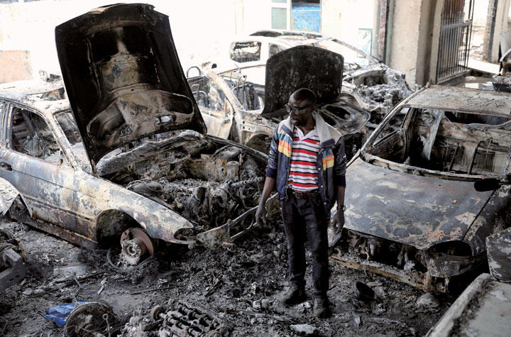 放火された自動車販売店の惨状に立つすくむナイジェリア人経営者　Siphiwe Sibeko-REUTERS