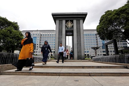 ３月１９日、インドネシア中央銀行は市場予想通りに政策金利を２会合連続で据え置いた。ジャカルタの同中銀前で２０１９年１月撮影（２０２５年　ロイター/Willy Kurniawan）