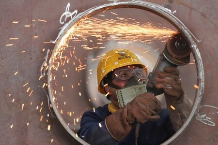 中国国家統計局が発表した１１月の製造業購買担当者景気指数（ＰＭＩ）は５２．１で、１０月の５１．４から上昇し、２０１７年９月以来約３年ぶりの高水準となった。写真は中国国内の工場、５月撮影、チャイナ・デーリー提供（２０２０年　ロイター）