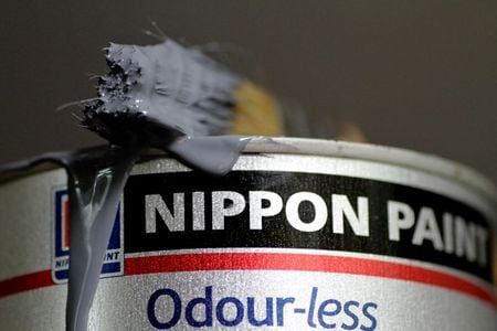 　８月２１日、日本ペイントホールディングス（ＨＤ）は、シンガポールの塗料大手ウットラムグループの傘下２社に対して１株７９７０円で第三者割当増資を行うと発表した。写真はシンガポールで２０１７年１１月撮影（２０２０年　ロイター／Thomas WhiteIllustration）