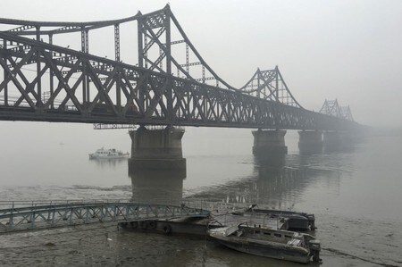 　４月２４日、中国税関総署が公表したデータによると、中国から北朝鮮への３月の燃料輸出は引き続きわずかな水準にとどまり、トウモロコシの輸出は３カ月連続でゼロとなった。北朝鮮の核・ミサイル開発を巡る国連の制裁が背景。写真は中国と北朝鮮の国境を渡る橋。２０１６年３月撮影（２０１８年　ロイター／Megha Rajagopalan）