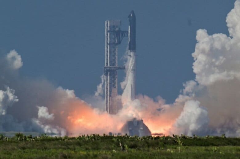 スペースＸは２２日、次世代ロケット「スターシップ」の試験飛行を実施した。 REUTERS/Steve Nesius