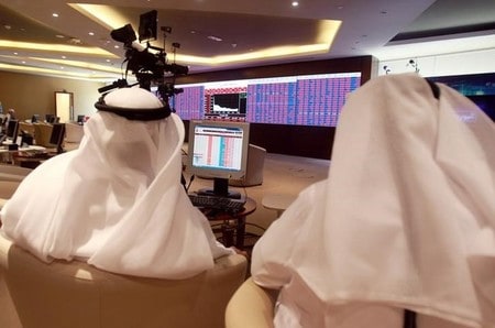 　６月５日、サウジアラビアなどの湾岸諸国がカタールとの断交を発表した。市場関係者の間では、貿易や投資の縮小で多額の損失が発生し、資金調達コストの上昇にもつながる恐れがあるとの見方が出ている。写真はドーハの証券取引所でモニターを確認する投資家（２０１７年　ロイター）
