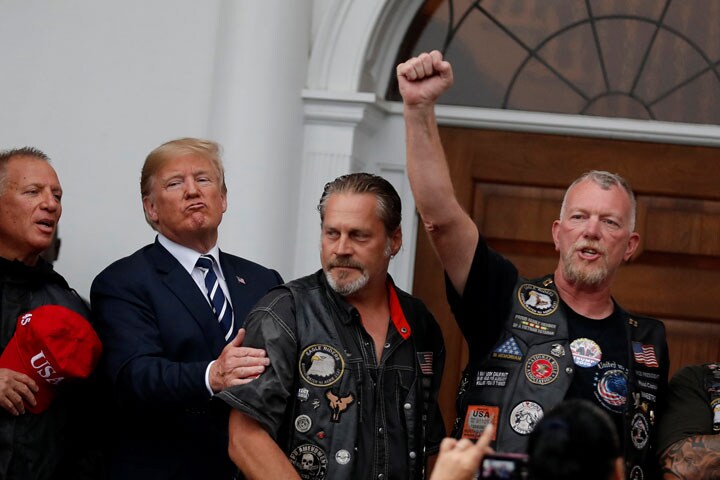 「バイク乗り」の支持者グループと会談したトランプ　Carlos Barria-REUTERS