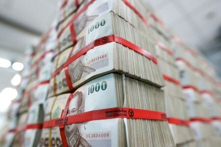 タイのアーコム財務相は２７日、２０２４年度（２３年１０月─２４年９月）の財政赤字は５９３０億バーツ（１７１億３０００万ドル）とし、国内総生産（ＧＤＰ）比３％以下に抑える方針を示した。バーツ紙幣、バンコクで２０１６年撮影。（2022年　ロイター/Athit Perawongmetha/File Photo）