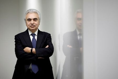 　７月２日、国際エネルギー機関（ＩＥＡ）は、温暖化対策の国際的枠組みである２０１５年のパリ協定で設定された２０５０年までに温室効果ガス（二酸化炭素）の排出量を実質ゼロにする目標について、クリーンエネルギー分野の技術革新が加速しない限り達成できないとの見方を示した。写真はパリで昨年１１月撮影（２０２０年　ロイター／Benoit Tessier）