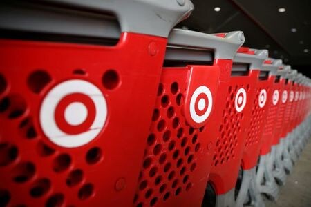 米小売大手ターゲットが３日発表した第４・四半期（２月１日まで）決算は、売上高が市場予想を下回った。カリフォルニア州アズーサで２０１７年１１月撮影（２０２０年　ロイター/Lucy Nicholson）