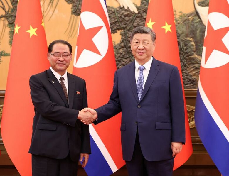中国の習近平国家主席（右）と北朝鮮の朴泰成首相。北京で10日撮影。チャイナ・デイリー提供(２０２６年　ロイター)