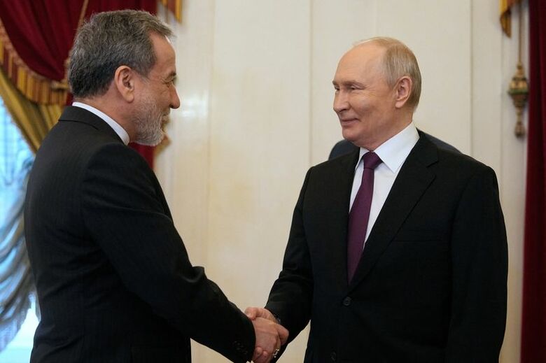 ロシアのプーチン大統領とイランのアラグチ外相。２７日、ロシア・サンクトペテルブルクで撮影。Dmitri Lovetsky/Pool via REUTERS