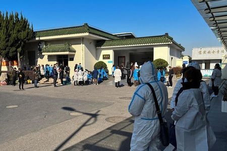 　１２月２５日、上海に近い中国の大工業地帯である浙江省は、新型コロナウイルス新規感染者が毎日１００万人近くに上っており、その数は今後倍増すると見込まれると発表した。写真は上海の葬儀場前で２４日撮影（２０２２年　ロイター）