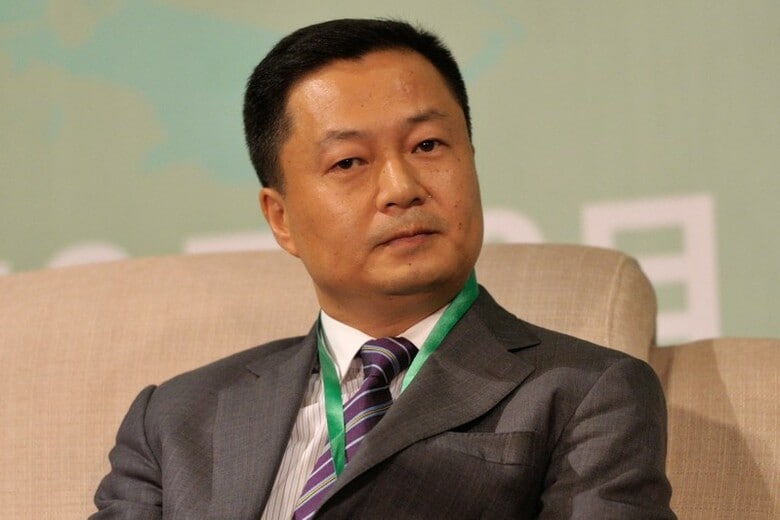 ５月４日、中国製造業の広い範囲で貿易戦争の脅威が広がっている。米国からの受注減により他国向け輸出にシフトしたり、工場拡張計画を中止したりする企業が出る一方、残る企業も先行き不透明感に頭を悩ませている。写真は北科生物の創業者フー・シアン会長。２０１４年、深センで撮影（２０１８年　ロイター）