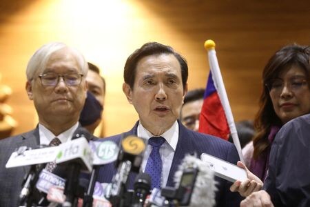 　４月１１日、台湾の馬英九前総統（写真）は、中台の対立は平和的解決が可能と述べ、台湾海峡両岸の人々が同じ文化と歴史を共有していると指摘した。写真は昨年４月、桃園市内で撮影（２０２４年　ロイター/I-Hwa Cheng）