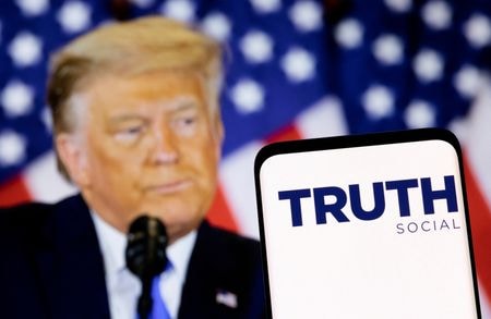 　トランプ前大統領の交流サイト運営企業と合併する予定の特別買収目的会社（ＳＰＡＣ）「デジタル・ワールド・アクイジション・コープ（ＤＷＡＣ）」が、約５０００万ドルの出資受け入れで合意に近づいている。複数の関係者が８日、明らかにした。２０２２年２月撮影（２０２４年　ロイター／Dado Ruvic/Illustration）