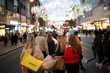 　１１月８日、生活費の圧迫が続いているにもかかわらず、クリスマス商戦における英オンライン売上高は前年同期比２．７％増となる見込みだ。ロンドンで２０２１年撮影（２０２３年　ロイター/Henry Nicholls）