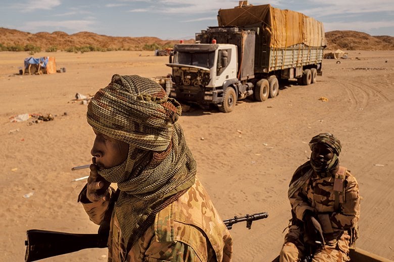 チャド北部のティベスティ州で市場をパトロールするチャド軍兵士（25年12月）