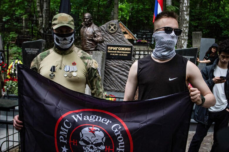 生き残るのは伝説だけ？── 昨年マリで死んだワグネル創設者プリゴジンの誕生日に当たる6月1日、その墓の上に公開された銅像と戦闘員たち（ロシアのサンクトペテルブルク）　Artem Priakhin / SOPA Images