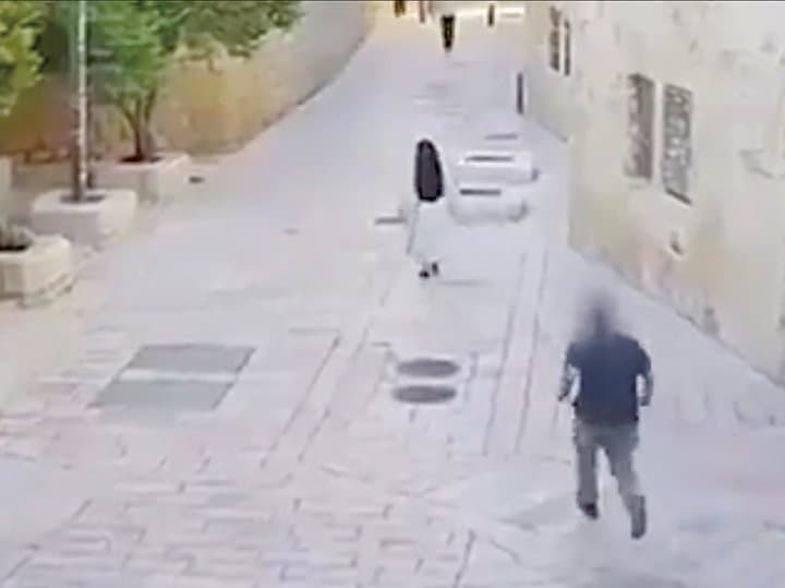 4月28日、エルサレムのダビデ廟近くでユダヤ人の男がフランス人のカトリック修道女を襲撃する事件が発生。防犯カメラは男が背後から修道女に駆け寄り、石畳に突き飛ばす様子を捉えている　ISRAELI POLICE-X
