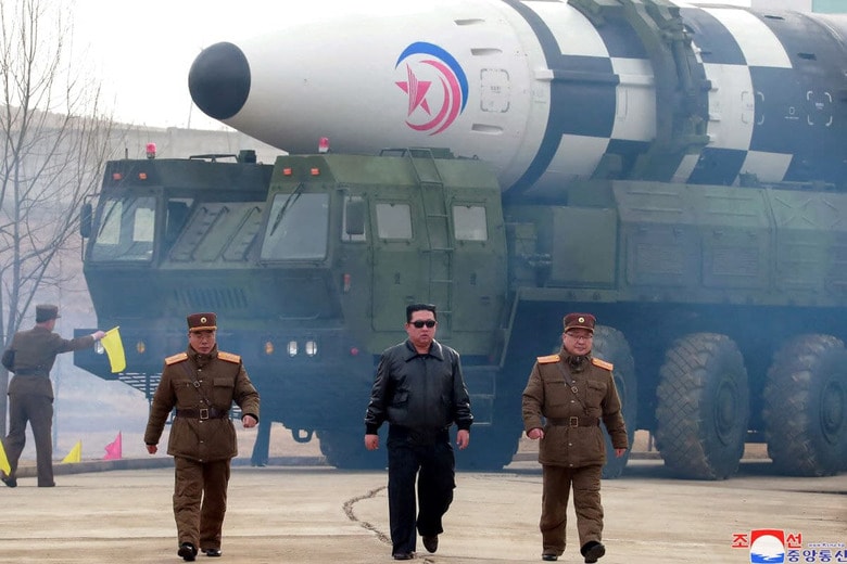 ICBMとされるミサイルの前を歩く金正恩（2022年3月）　KCNA via REUTERS