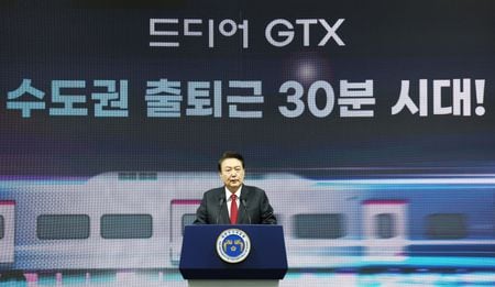 　３月２９日、韓国の尹錫悦大統領は、ソウル市内で開かれた首都圏広域急行鉄道（ＧＴＸ）の一部路線の開通記念式典に出席した（２０２４年　ロイター/Yonhap）