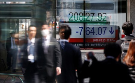 　３月２３日、東京株式市場で日経平均は前日比９７４円安となり、急反落した。下げ幅は今年２番目の大きさ。終値は昨年１０月３日以来の水準まで下落した。写真は都内で撮影（２０１８年　ロイター／Toru Hanai）