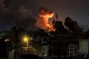 爆撃され煙を上げるイランの首都テヘランの市街地（3月28日）。米・イスラエルの攻撃とイランの反撃は終わるのか　GETTY IMAGES