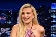 「21歳には見えない」ミリー・ボビー・ブラウン...際どいビキニ写真、ファンの視線は太ももに集中