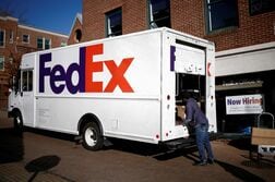 フェデックス、外注トラック輸送費増加で利益率低下　年末商戦期に影響拡大へ