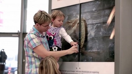 クレジットカードを切る動作に合わせて、映像の中でパンが切れる　Misereor 