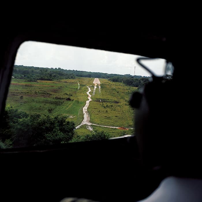 グアイニア県バランコミナスの飛行場に着陸する。アマゾン地域のほとんどの飛行場は未舗装で新型機は着陸できない