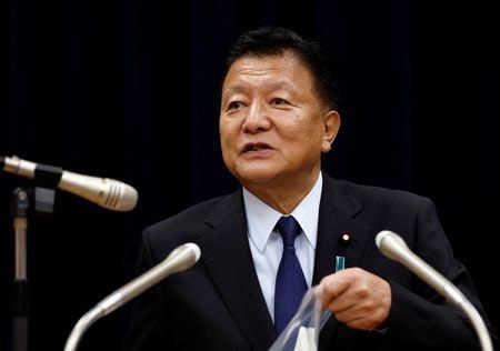 J内閣府は２５日、新藤義孝経済財政相があすの日銀金融政策決定会合に出席する予定だと発表した。写真はロイターなどとのインタビューに応じる新藤氏。２０２３年９月、東京で撮影（２０２４年　ロイター/Issei Kato）