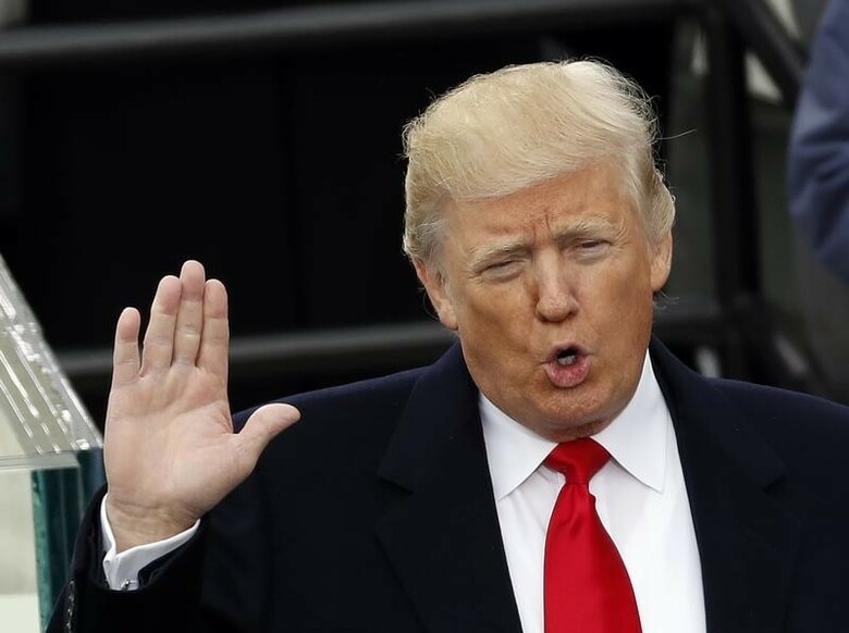 １月２０日、トランプ新米政権は、イスラム国など「イスラム過激派テログループ」打倒を外交政策の最優先目標とすることを明らかにした。写真は就任演説をするトランプ新大統領。（２０１７年　ロイター）