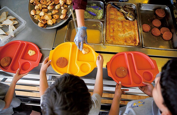 給食無料提供も問題の根本的な解決にはつながらない　SUZANNE PLUNKETT-REUTERS
