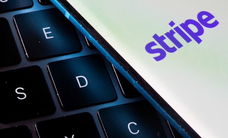 ストライプのロゴが入ったスマートフォン。2021年7月14日に撮影　 REUTERS/Dado Ruvic