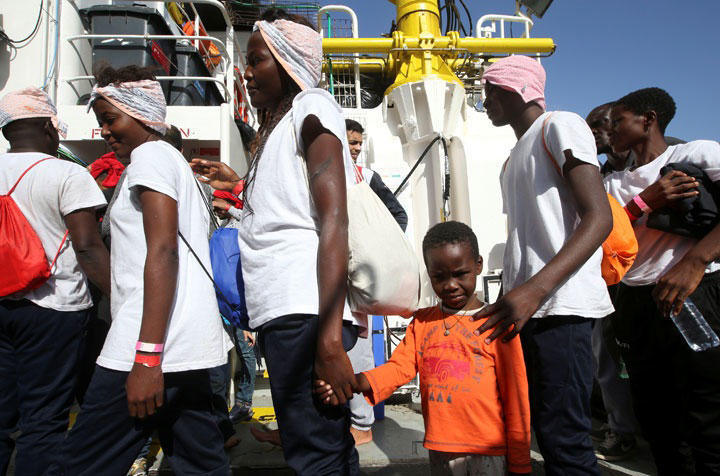 アクエリアス号に救助され、イタリアのシチリー島で下船する移民たち。彼らが病原菌扱いされるのは今に始まったことではない　2017年9月　Tony Gentile- REUTERS