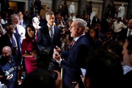 米共和党のマッカーシー下院議長は、債務上限問題を巡る協議は同日夜も続けられると明らかにした。２４日、ワシントンで撮影（２０２３年　ロイター/Jonathan Ernst）