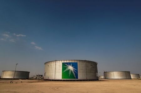 サウジアラビア国営石油会社サウジアラムコは５日、主力のアラブ・ライト原油の１２月積みアジア顧客向け公式販売価格（ＯＳＰ）をオマーン・ドバイ産原油の平均価格に対しバレル当たり２．７０ドル上乗せとすると発表した。写真は同社の石油貯蔵タンク、アブカイク、２０１９年１０月撮影（２０２１年　ロイター／Maxim Shemetov）
