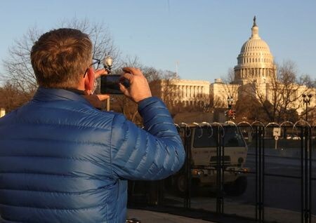 　３月２２日、米国の主要な航空・旅行業界の団体が２２日、今夏の海外旅行解禁に向けた計画作りを政府に要求した。写真は米連邦議会議事堂の写真を撮る観光客。ワシントンで５日撮影（２０２１年　ロイター／Jim Urquhart）