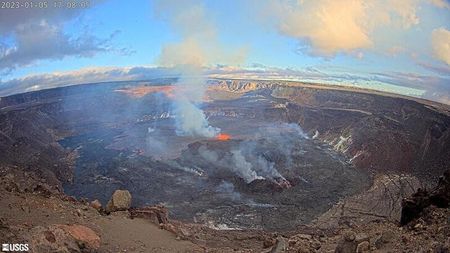 　１月５日、ハワイのキラウエア火山で噴火が始まった。これに先立ち国立公園内の山頂で噴煙が観測されており、米地質調査所（ＵＳＧＳ）が噴火を確認した。画像はＵＳＧＳ提供（２０２３年　ロイター／U.S. Geological Survey）