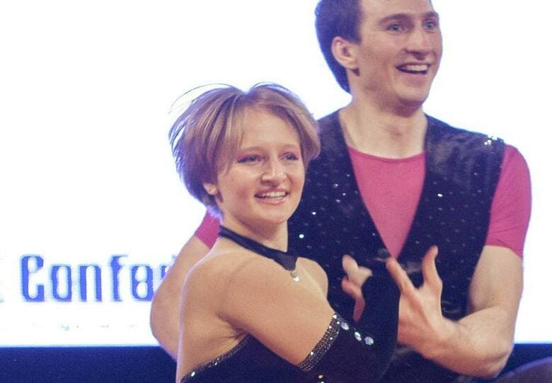 米政府が発表した対ロシア追加制裁は、プーチン大統領の2人の娘、マリア・ウラジミロフナ・ボロンツォワ氏とカテリーナ・ウラジミロフナ・ティホノワ氏（写真左）が対象に含まれている。写真は2014年4月、ポーランドのクラクフで行われたアクロバットロックンロールの大会で撮影（2022年　ロイター/Jakub Dabrowski）