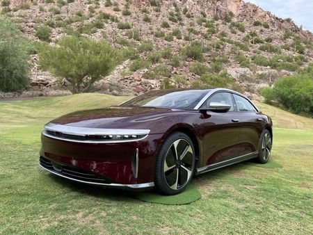米新興電気自動車（ＥＶ）メーカー、ルーシッド・グループは２８日、全従業員の約１８％に相当する１３００人程度を削減すると発表した。リストラ計画の一環としてのコスト圧縮が目的。写真は米アリゾナ州で展示されるEV「Lucid Air」で２０２１年９月撮影（２０２３年　ロイター／Hyunjoo Jin）