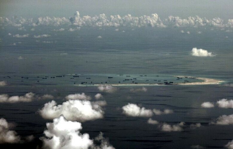 １１月１２日、米軍のＢ５２戦略爆撃機が８日から９日にかけて南シナ海の中国の人工島付近を飛行し、中国の地上管制官が交信を求めてきたものの飛行を継続していたことが分かった。写真は中国が南シナ海の南沙諸島で造成中の人工島。５月撮影（２０１５年　ロイター/Ritchie B. Tongo/Pool）
