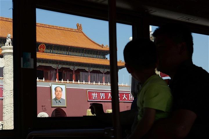 中国は今年の国慶節の１０月１日に建国７０年を祝う大規模な軍事パレードを予定している。写真は観光バスから見た天安門。９月１６日、北京で撮影（２０１９年　ロイター/Tingshu Wang）